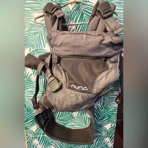 Nuna Cudl Clik  Carrier Gray cotton attached hood